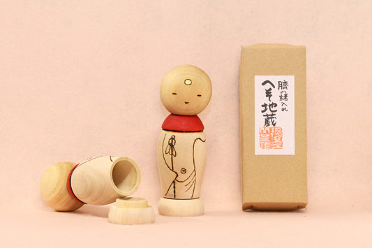 へそ地蔵　こけし/Kokeshi Doll